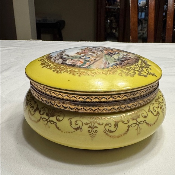 Vtg. Andrea by Sadek hinged round trinket box. 6” Diameter. - Picture 2 of 7